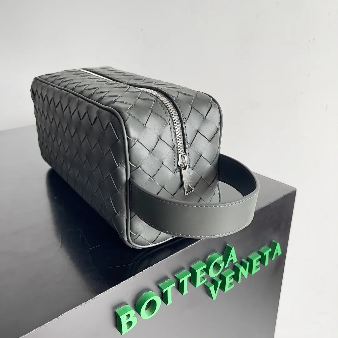 Batch 1260 BOTTEGA VENETA 2024 new INTRECCIATO classic toiletry bag, the choice of discerning people. The low-key luxury quality is the interpretation of its brand. If you like low-key BV, it is the first choice~~ Style number: 729295 Size: 26*13*10cm